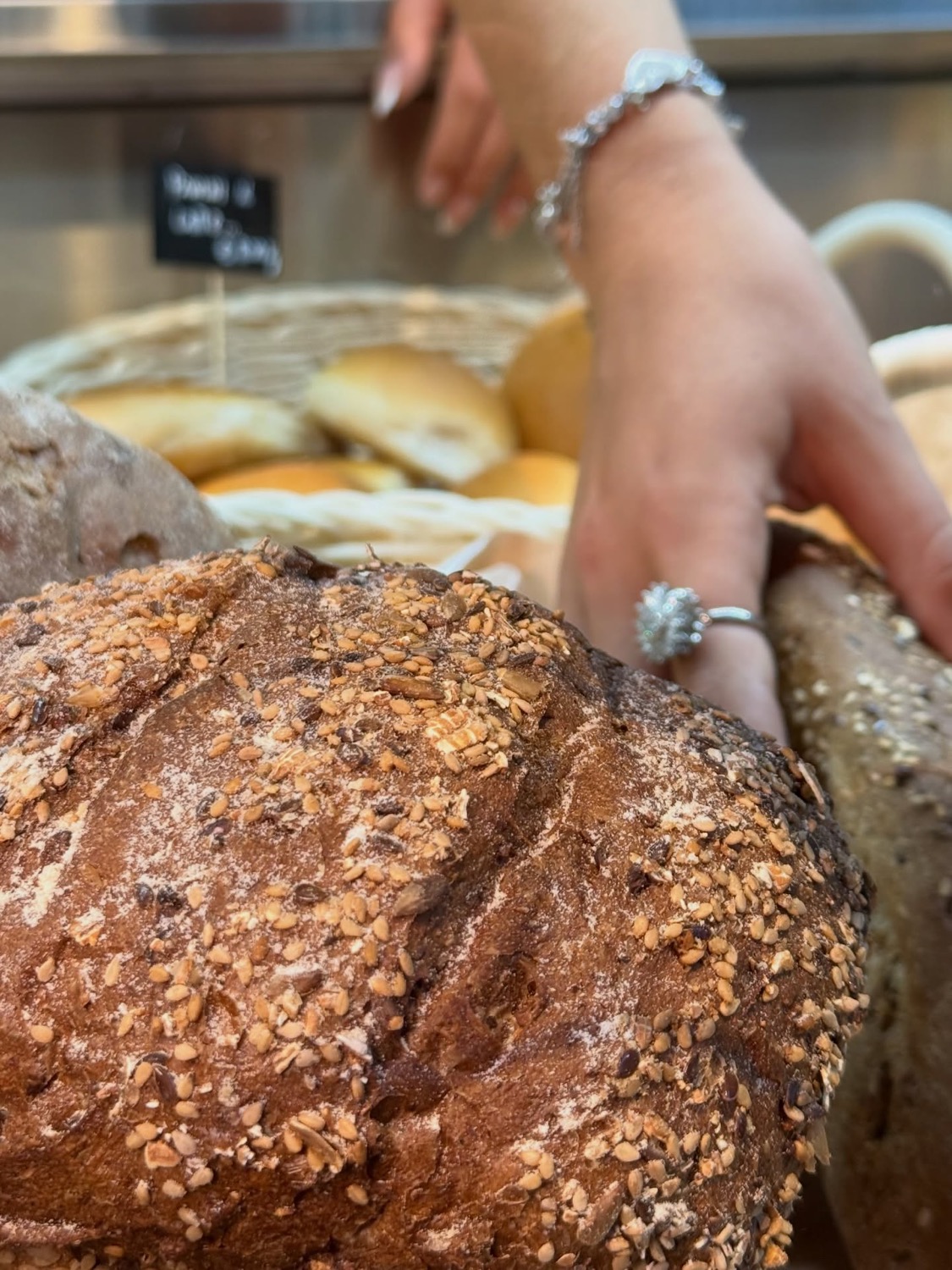 Pane ai cereali appena sfornato